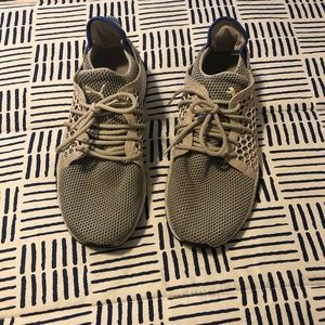 Men’s size 9 athletic shoes